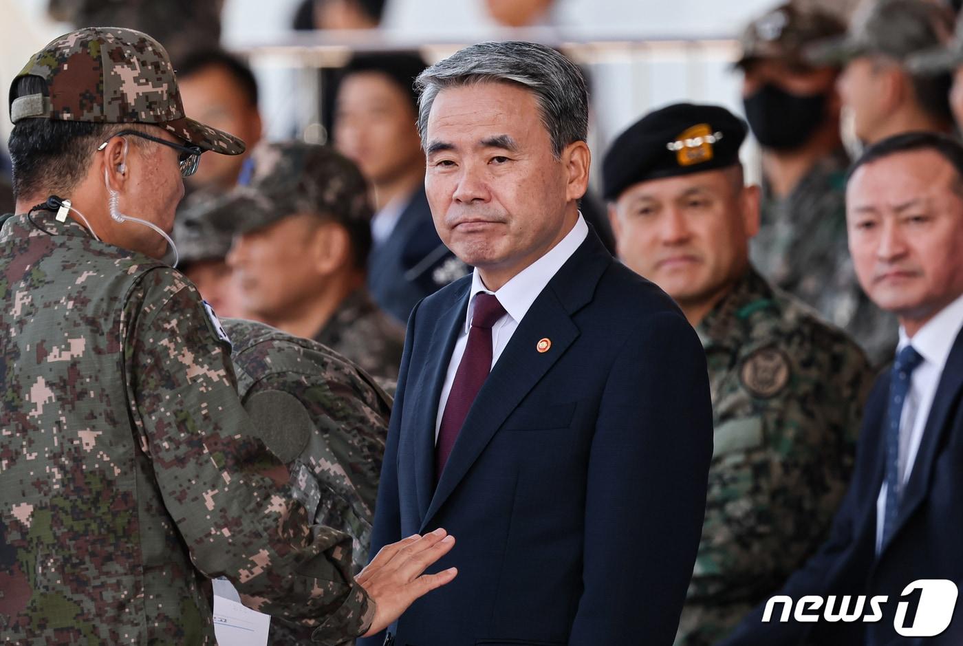 이종섭 국방부 장관이 지난 22일 경기 성남 서울공항에서 열린 &#39;건군 75주년 국군의 날 기념식&#39; 미디어데이에서 준비상황을 살펴보고 있다. 2023.9.26/뉴스1 ⓒ News1 김도우 기자