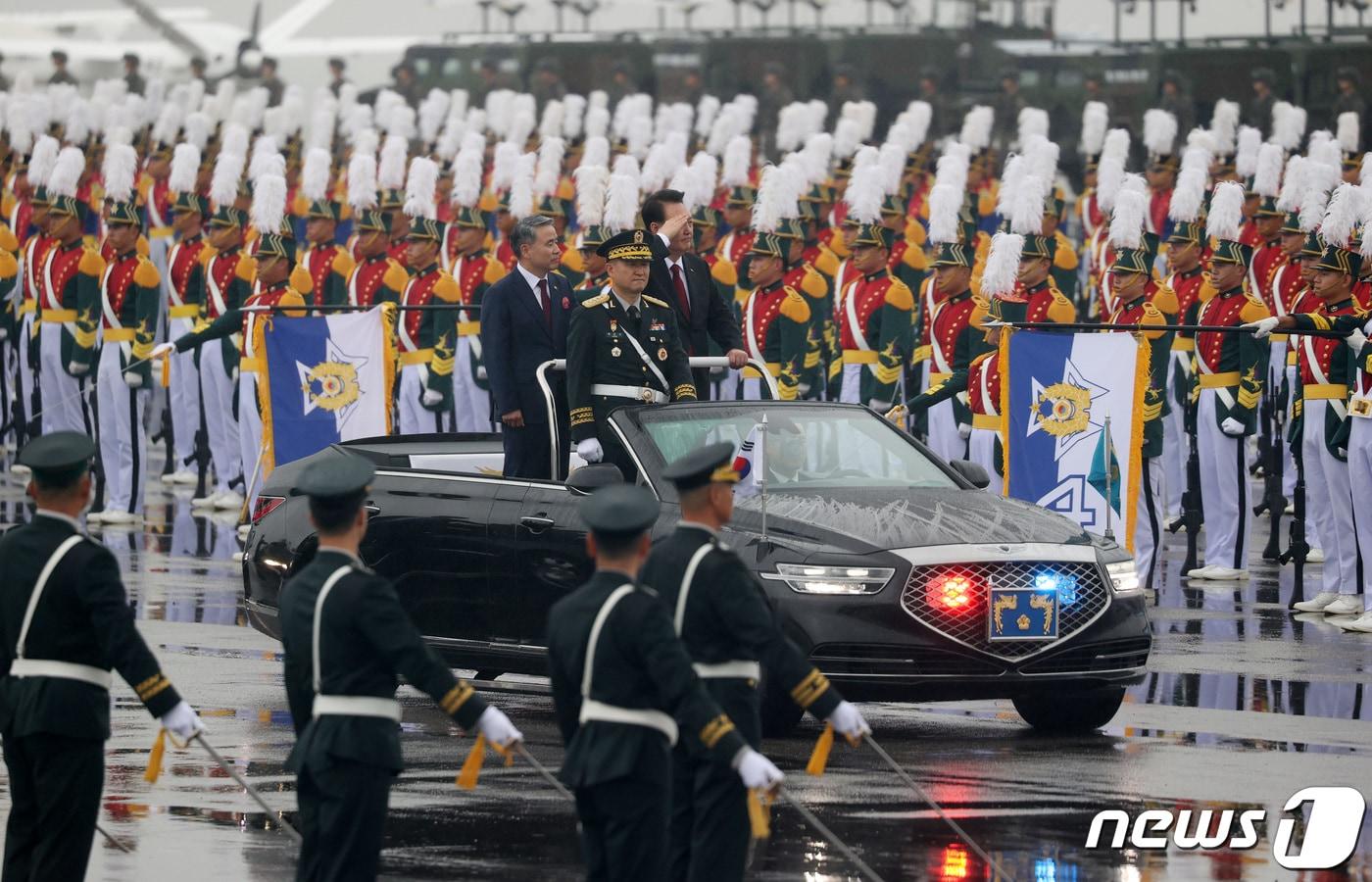 윤석열 대통령이 26일 오전 경기 성남시 서울공항에서 열린 &#39;건군 75주년 국군의 날 기념식&#39;에서 사열하고 있다. 2023.9.26/뉴스1 ⓒ News1 사진공동취재단