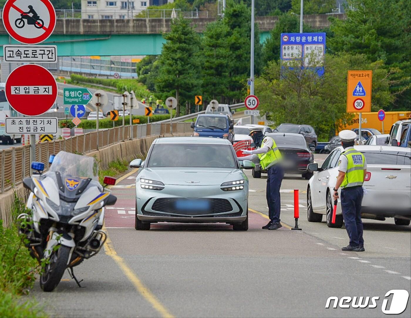 경찰이 경남 통영 용남초등학교 인근 스쿨존에서 교통법규위반 단속을 하고 있다.&#40;경남경찰청 제공&#41;