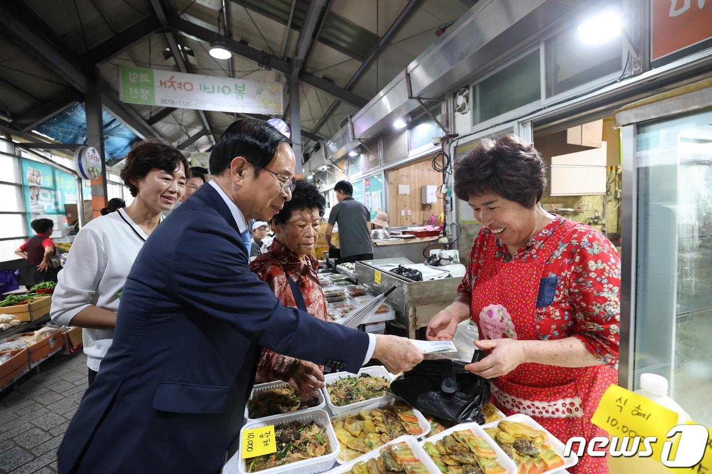 26일 추석을 앞두고 심민 전북 임실군수가 전통시장에서 장보기를 하고 있다.&#40;임실군제공&#41;2023.9.26/뉴스1 ⓒ News1 김동규 기자