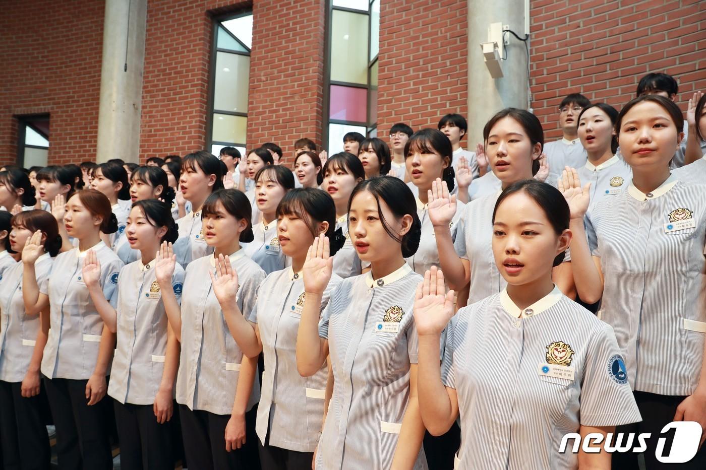 삼육대 간호학과 2학년 과정을 마친 학생들이 25일 삼육대 대학교회에서 열린 &#39;제49회 나이팅게일 선서식&#39;에서 나이팅게일 선서를 하고 있다.&#40;삼육대 제공&#41;