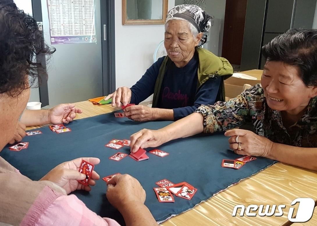 일상을 되찾은 충북 괴산 원이담마을 할머니들이 경로당에서 화투를 즐기며 여류로운 시간을 보내고 있다.2023.9.28/뉴스1