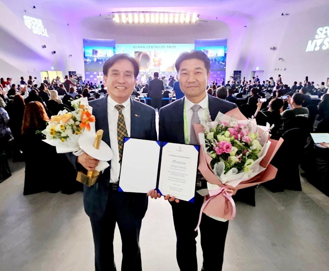 지난 25일 서울 DDP에서 열린 &#39;서울 스마트시티 프라이즈&#39; 시상식에서 김병석 한국건설기술연구원 원장&#40;왼쪽&#41;, 박재현 해외협력사업클러스터장의 수상 모습. &#40;한국건설기술연구원 제공&#41;