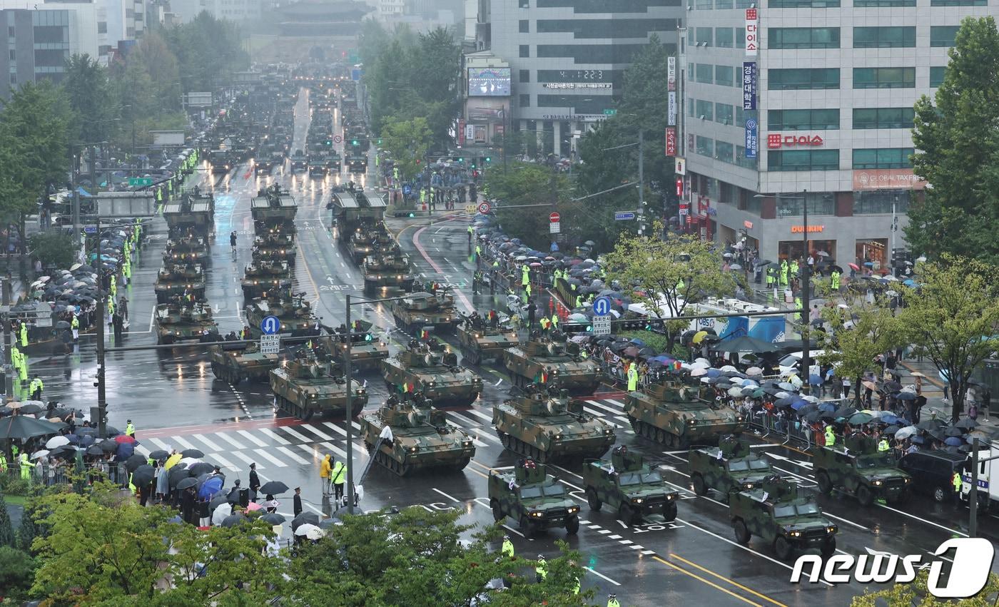 26일 오후 서울 세종대로 일대에서 건군 75주년 국군의날 기념 시가행진이 진행되고 있다. 2023.9.26/뉴스 ⓒ News1 구윤성 기자