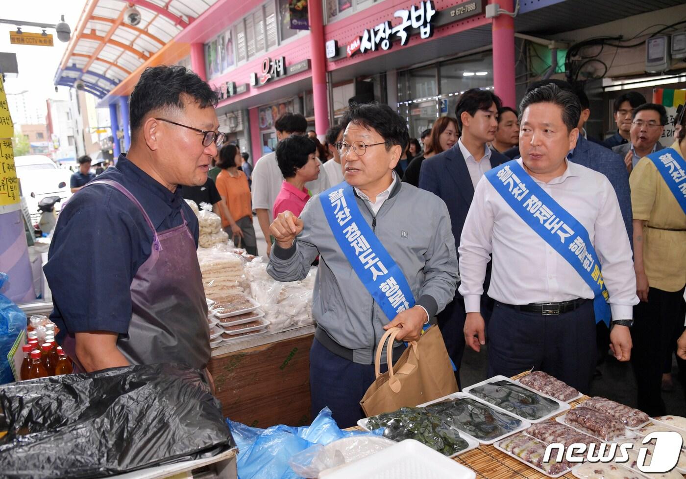 강기정 광주시장이 추석 명절을 앞둔 26일 남구 봉선시장을 방문해 김병내 남구청장 등과 제수용품을 구매하며 상인들을 격려하고 있다.&#40;광주시 제공&#41;2023.9.26/뉴스1