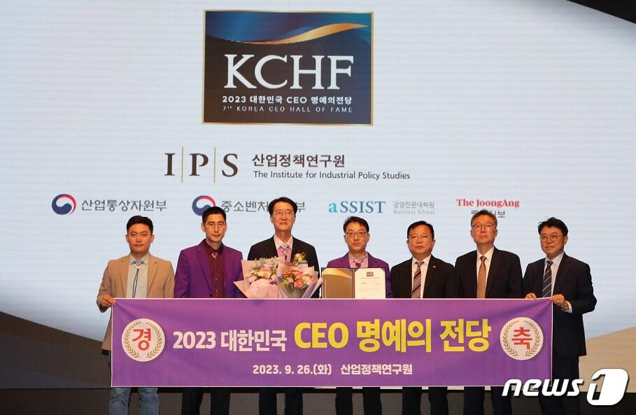 26일 &#39;대한민국 CEO 명예의 전당&#39;에서 수상 후 박우량 신안군수와 군 관계자들이 기념 촬영을 하고 있다. &#40;신안군 제공&#41;/뉴스1 