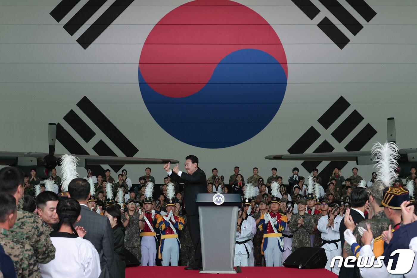 윤석열 대통령과 김건희 여사가 26일 경기도 성남 서울공항에서 열린 건군 제75주년 국군의 날 기념식을 마친 후 격납고에 모인 장병들을 격려하고 있다. &#40;대통령실 제공&#41; 2023.9.26/뉴스1 ⓒ News1 오대일 기자