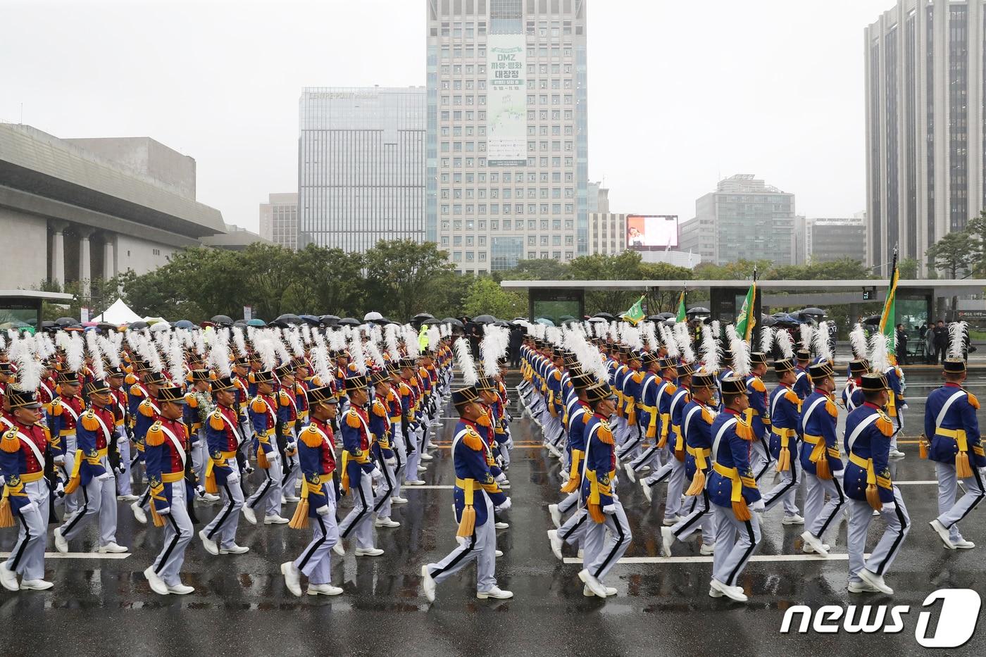 26일 오후 서울 세종대로 일대에서 열린 &#39;건군 75주년 국군의날 시가행진&#39;에서 도보부대가 행진하고 있다. 2023.9.26/뉴스1 ⓒ News1 이승배 기자