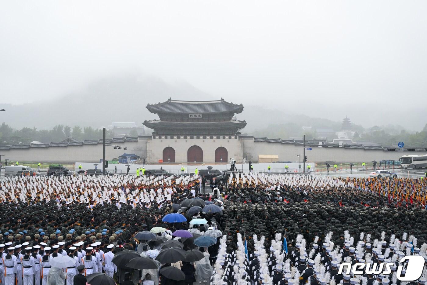 윤석열 대통령이 지난달 26일 오후 서울 세종대로 일대에서 열린 건군 75주년 국군의날 시가행진에서 군 장병들을 격려하고 있다. &#40;대통령실 제공&#41;/뉴스1 ⓒ News1 오대일 기자