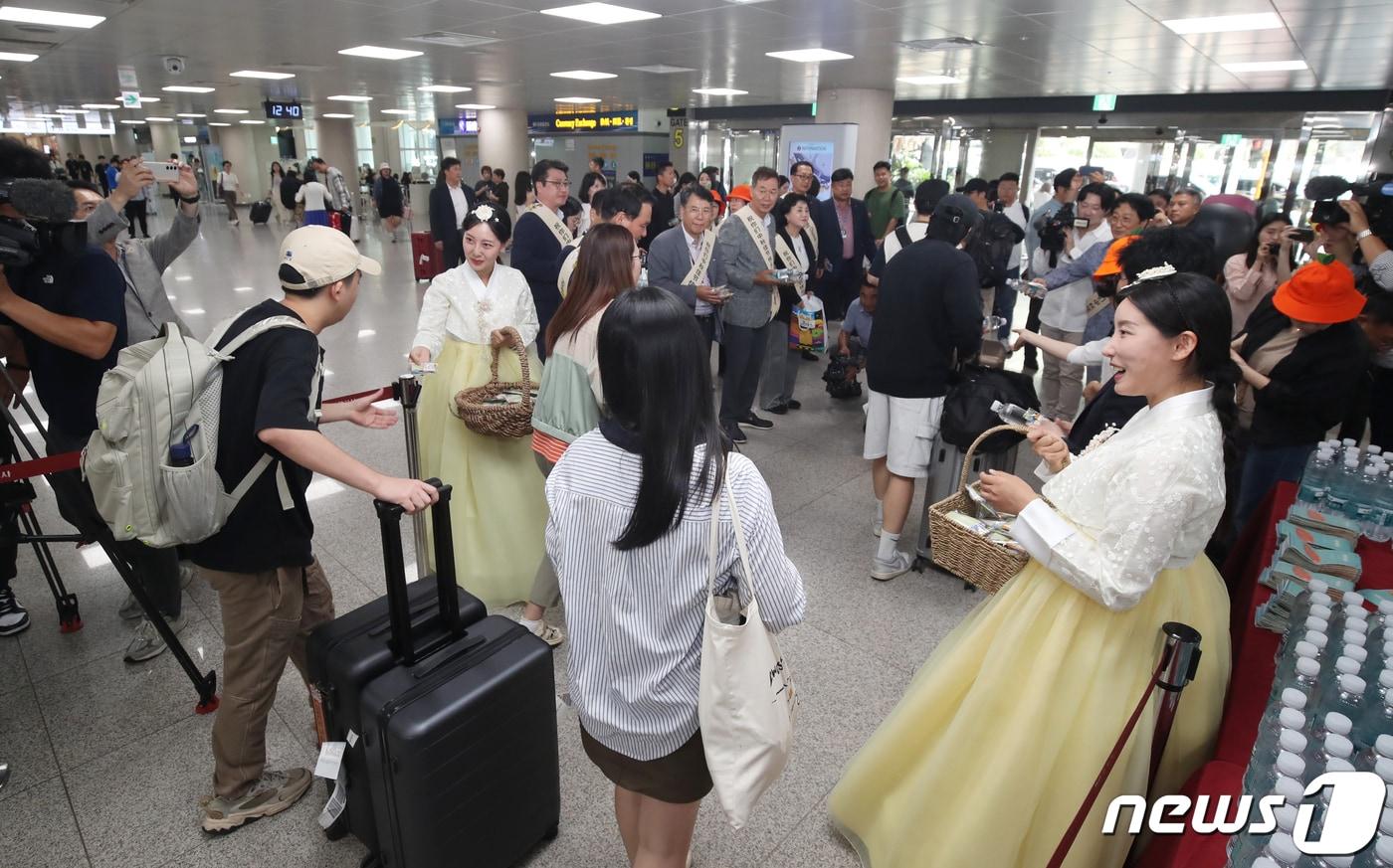 제주국제공항 국제선 도착장에서 제주~상하이 직항노선을 타고 온 중국인 관광객&#40;유커·游客&#41;들을 환영하는 행사가 열리고 있다. /뉴스1 ⓒ News1 오현지 기자