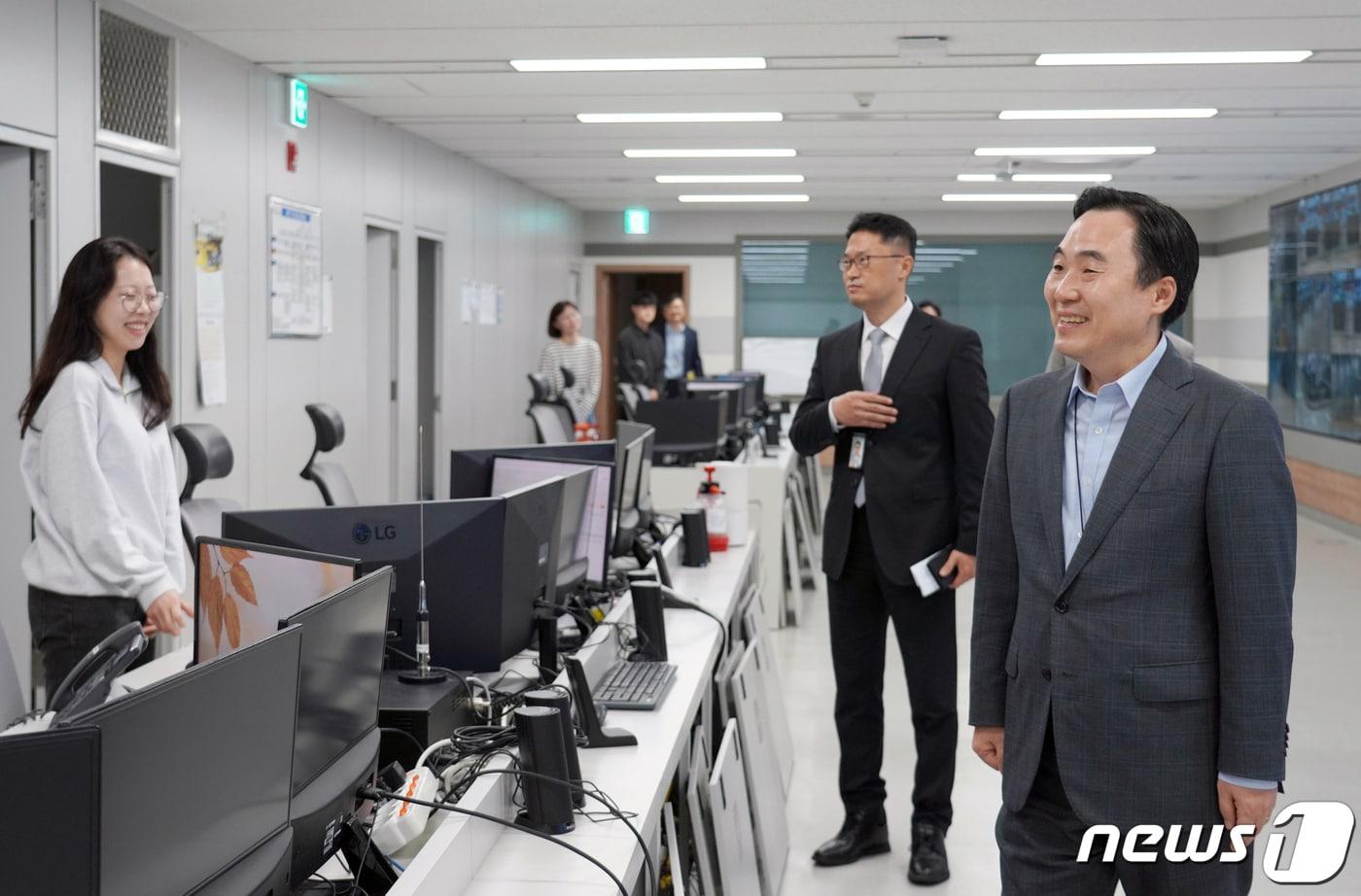 김재일 인천공항본부세관장이 인천공항 입국장에서 직원들을 격려하고 있다. &#40;인천공항본부세관 제공&#41; / 뉴스1