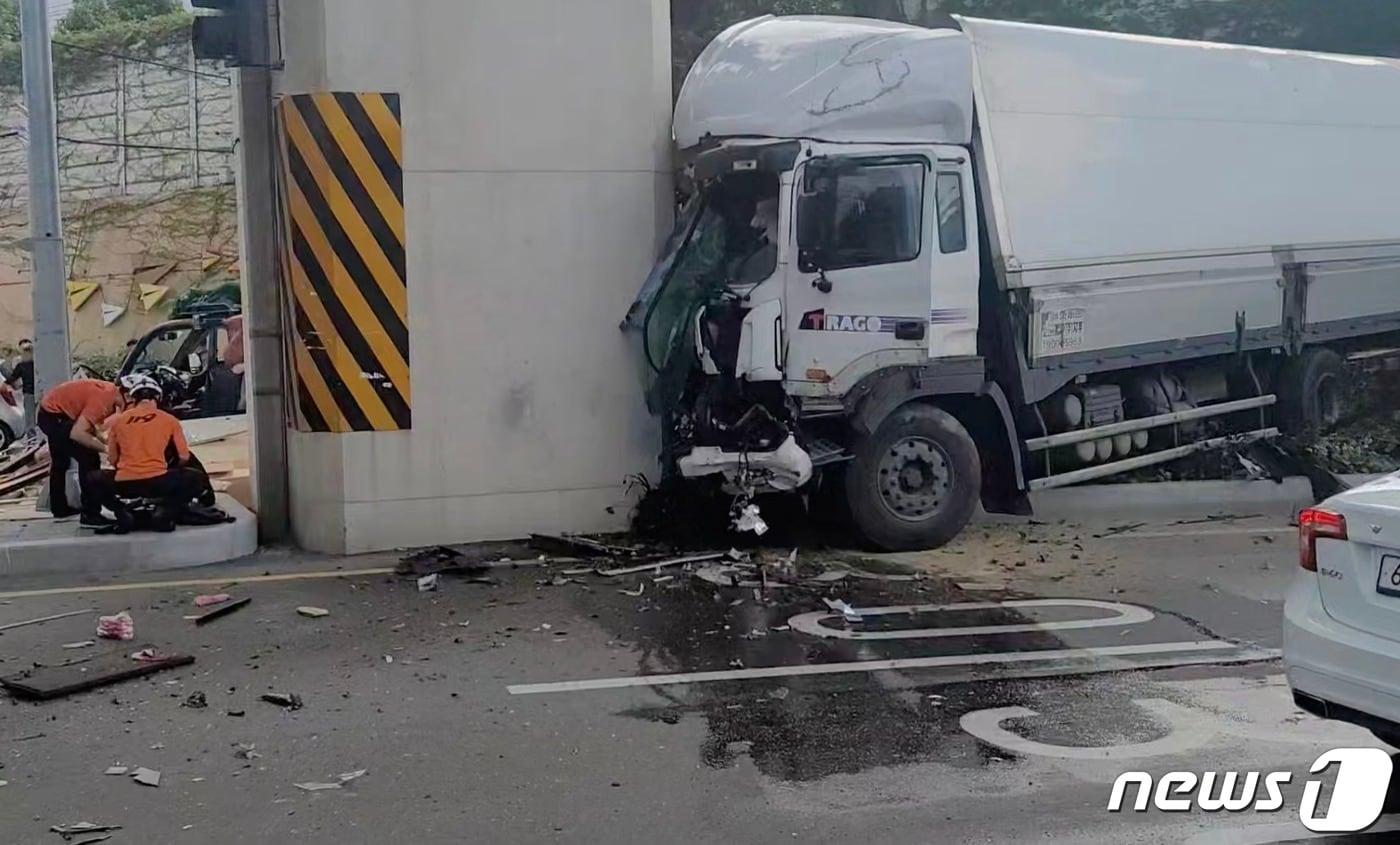 부산 사상구 모라동에서 화물차량이 앞서가던 차량 5대를 추돌한 뒤 교각을 들이받고 멈춰 섰다. &#40;소방재난본부제공&#41;