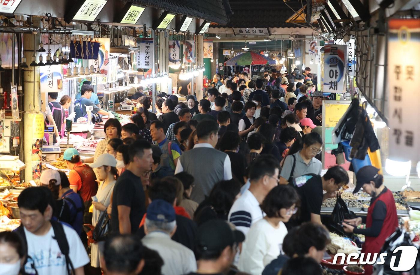 추석 연휴를 하루 앞둔 27일 오후 경기 수원시 팔달구 못골시장이 제수를 구매하려는 시민들로 북적이고 있다. 2023.9.27/뉴스1 ⓒ News1 김영운 기자