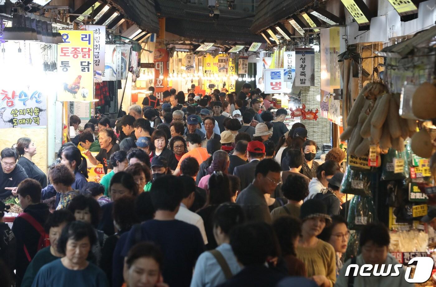 지난 27일 시민들로 북적이는 경기 수원시 팔달구 못골시장. ⓒ News1 