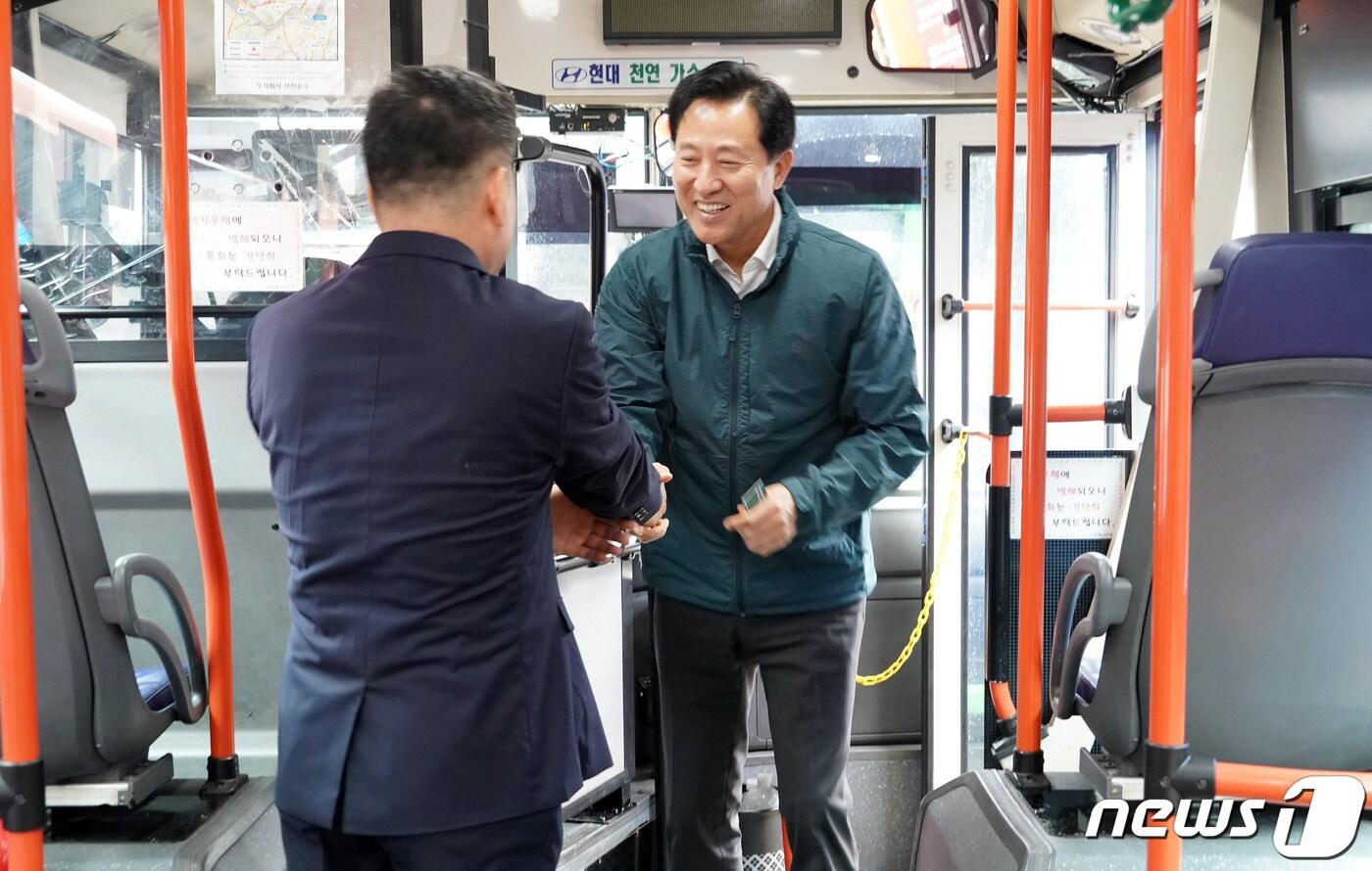 오세훈 서울시장이 27일 서울 은평구 은평공영차고지를 방문, &#39;서울동행버스&#39;의 추가 노선 운행을 준비 중인 버스운전기사와 대화를 나누고 있다. &#39;서울동행버스&#39;는 서울시가 수도권~서울을 출근하는 이들을 위해 운행 중인 버스다. &#40;서울시 제공&#41; 2023.9.27/뉴스1