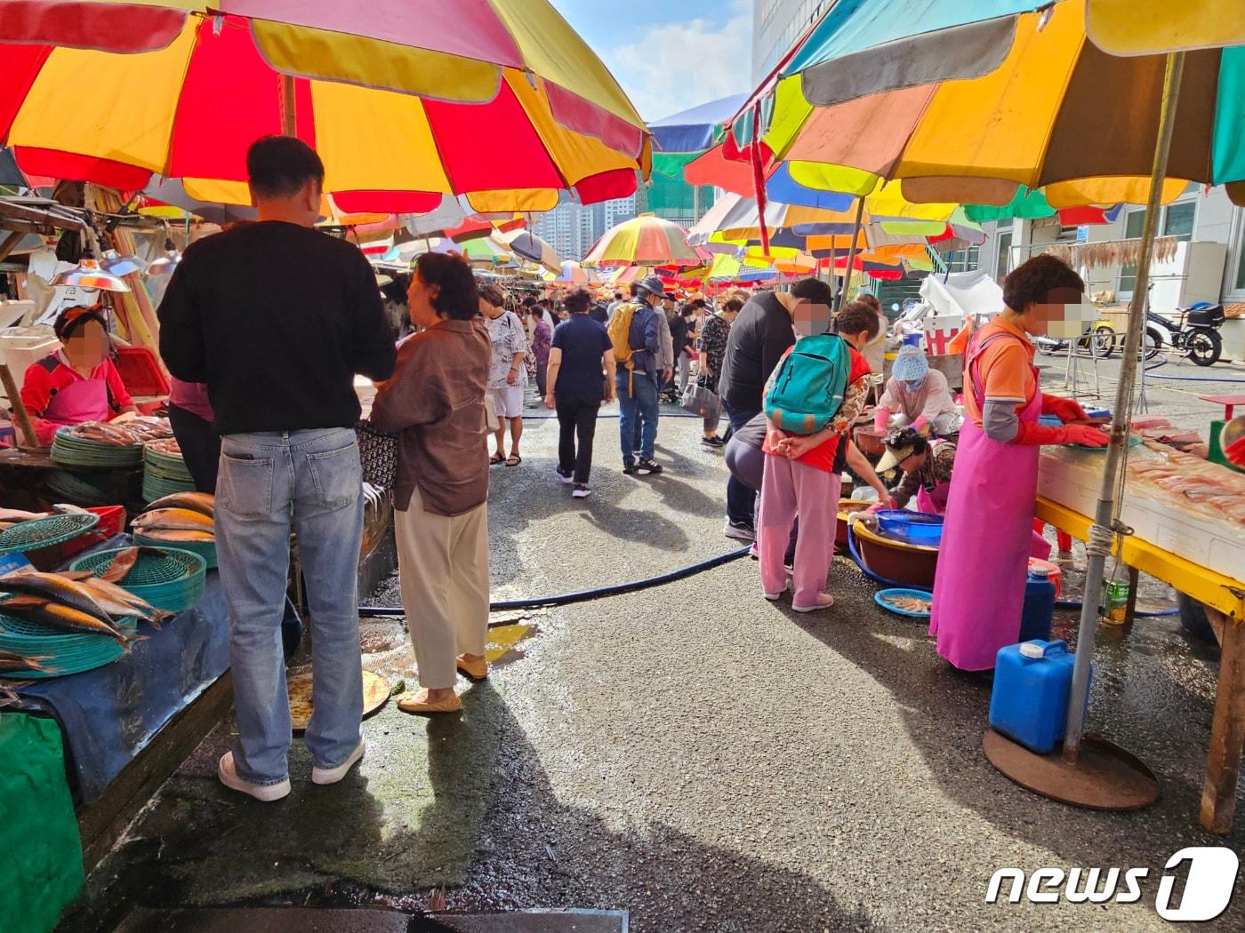 27일 손님으로 북적이는 부산 중구 자갈치시장. 2023.9.27/뉴스1 ⓒ News1 권영지 기자