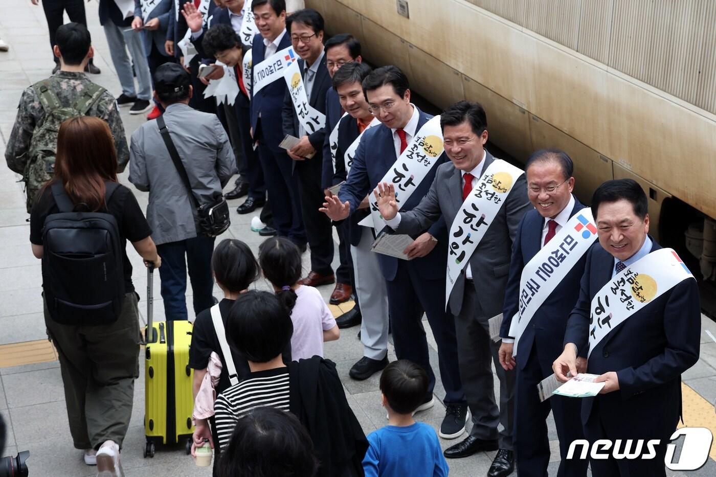 국민의힘 김기현 대표와 윤재옥 원내대표 등 의원들이 9월27일 오후 서울 용산구 서울역에서 시민들에게 추석 귀성 인사를 하고 있다. 2023.9.27/뉴스1 ⓒ News1 황기선 기자