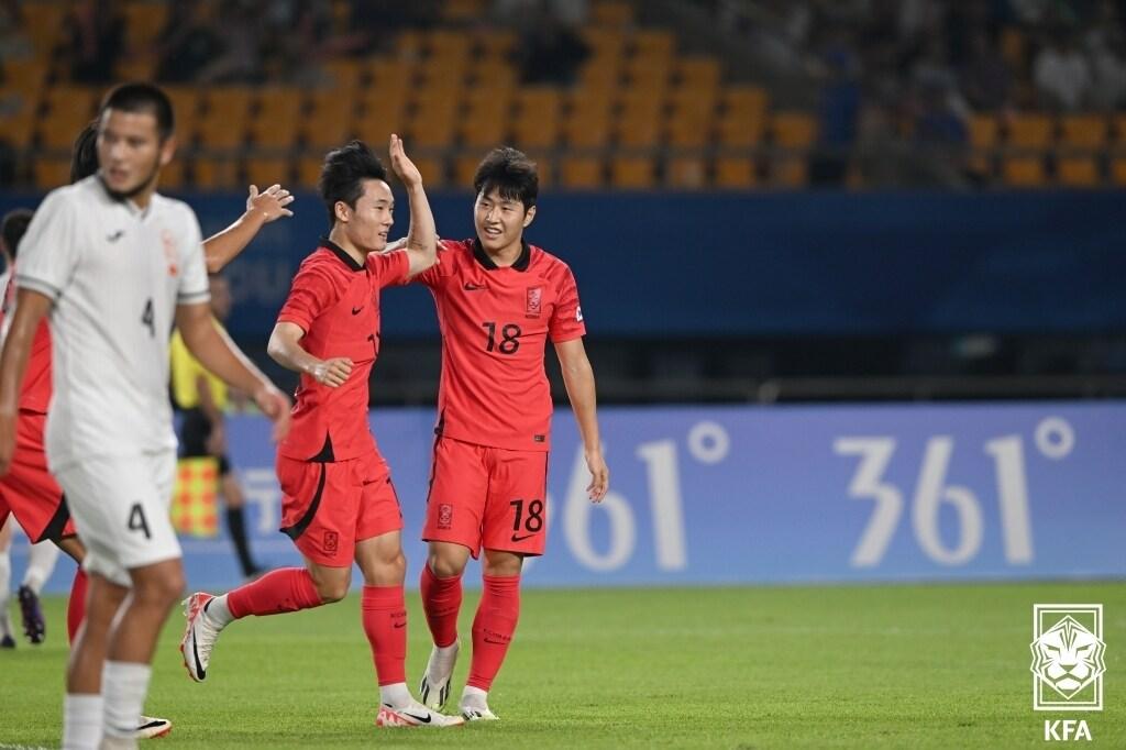 아시안게임 축구대표팀 이강인이 엄원상과 득점을 기뻐하고 있다. &#40;대한축구협회 제공&#41;