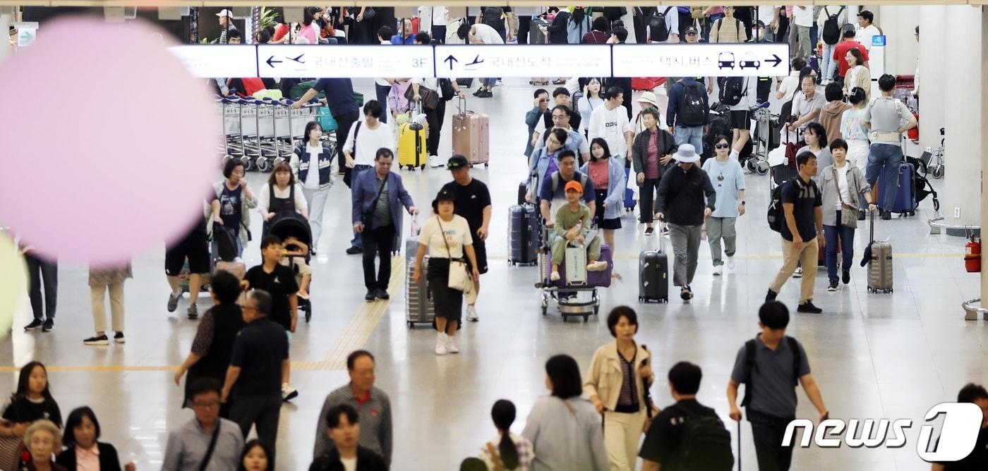  관광객으로 북적이는 제주국제공항&#40;뉴스1DB&#41;ⓒ News1 