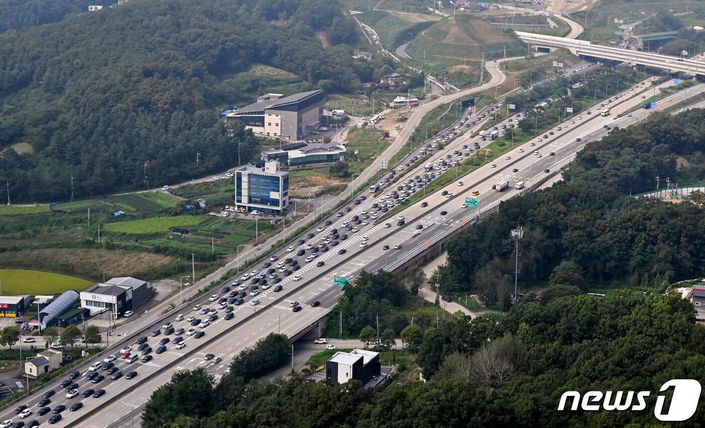 추석 명절을 하루 앞둔 28일 오전 경기 용인시 영동고속도로 일대가 귀성 차량들로 극심한 정체를 빚고 있다. &#40;항공촬영 협조: 경기남부경찰청 항공대 백명수 경위, 충북경찰청 방유룡 경위, 경기남부경찰청 고순대장 문숙호 경정, 홍보협력계 박종만 경감&#41; 2023.9.28/뉴스1 ⓒ News1 경기사진공동취재단