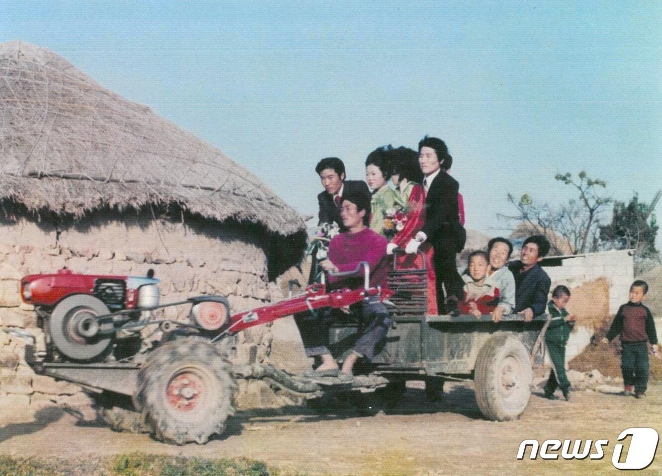 1970년도 팔금면에서 결혼식을 마치고 웨딩카에 올라탄 신랑 신부와 들러리들의 모습이다. &#40;신안군 제공&#41;/뉴스1 