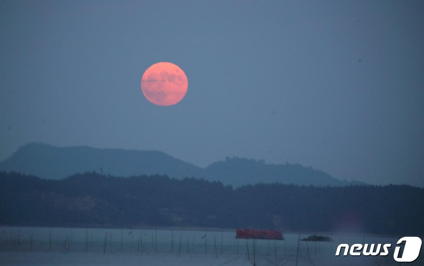 지난해 추석 전남 보성군 금능항에 보름달이 떠 있다. 2023.9.29/뉴스1 ⓒ News1 김태성 기자