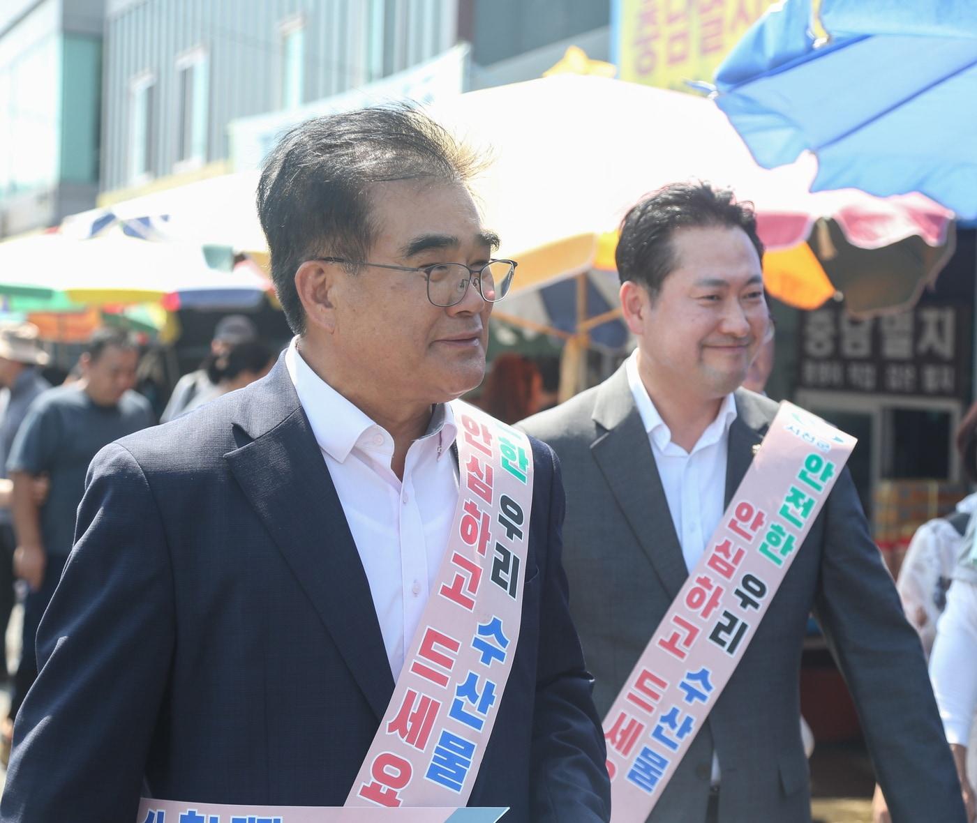  김기웅 군수&#40;왼쪽&#41;와 장동혁 의원&#40;보령서천&#41;이 제21회 홍원항 자연산 전어⋅꽃게 축제을 찾아 위축된 수산물 소비촉진 캠페인을 벌이고 있다.&#40;서천군 제공&#41;/뉴스1