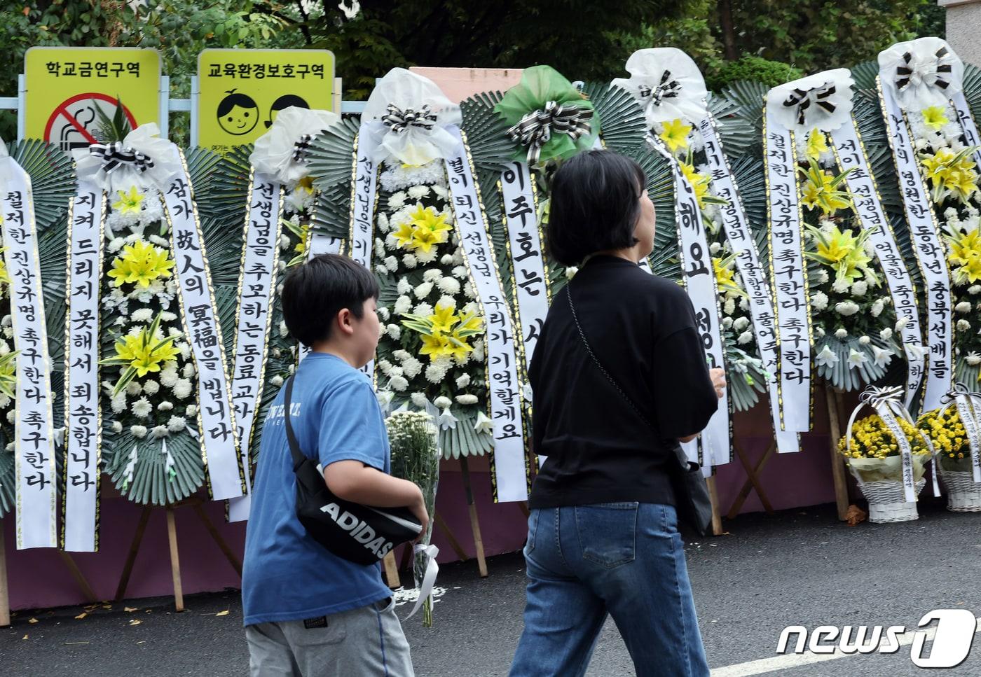 사망한 서이초 교사의 49재를 하루 앞둔 3일 서울 서초구 서이초등학교로 시민들이 고인이 된 교사를 추모하기 위해 들어가고 있다. 2023.9.3/뉴스1 ⓒ News1 박정호 기자