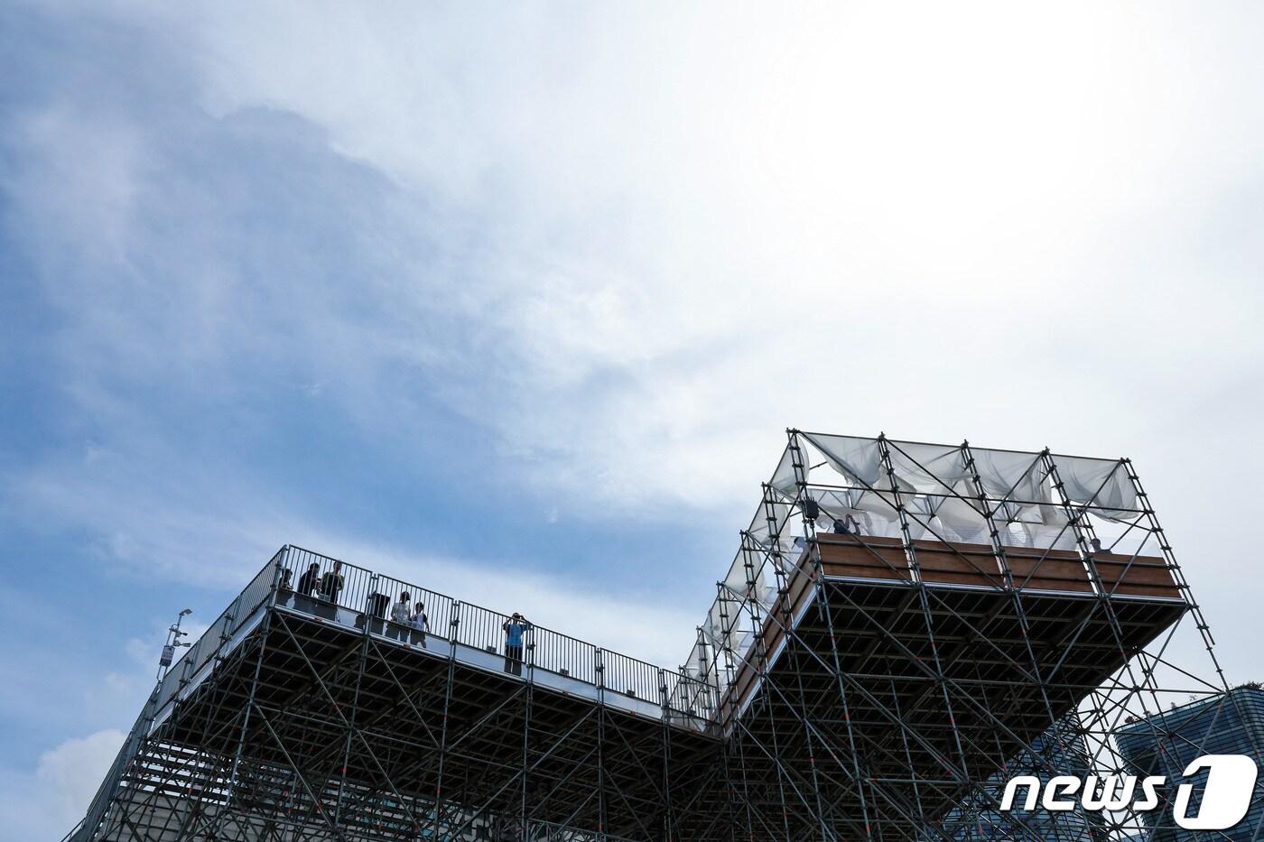 &#39;제4회 서울도시건축비엔날레&#39;를 맞아 서울 종로구 열린송현녹지광장에 설치된 전망대 하늘소. /뉴스1 ⓒ News1 이동해 기자