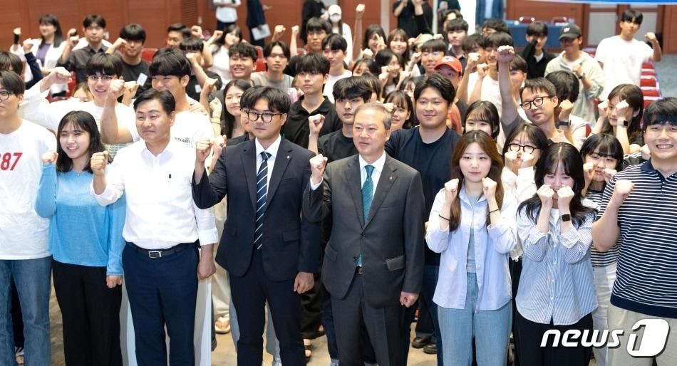 양오봉 전북대총장과 김관영 전북도지사, 전북대 학생들이 글로컬대학30 선정에 대한 의지를 드러내고 있다.&#40;전북대 제공&#41;/뉴스1