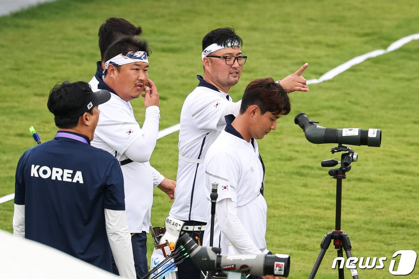 남자 양궁 리커브 대표팀 오진혁&#40;왼쪽부터&#41;, 김우진, 이우석이 30일 중국 항저우 푸양 인후 스포츠센터에서 공식 연습을 하고 있다. 2023.9.30/뉴스1 ⓒ News1 유승관 기자