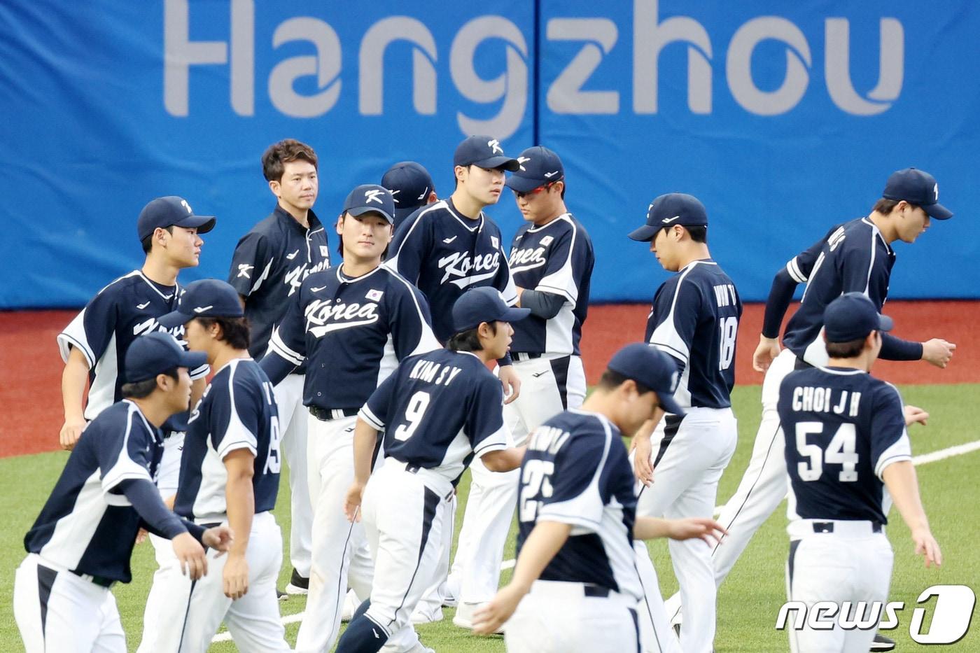 항저우 아시안게임에 출전한 대한민국 야구 대표팀 선수들이 30일 오후 중국 사오싱 야구장 보조구장에서 훈련을 하고 있다. 야구 대표팀은 오는 10월 1일 홍콩과의 경기를 시작으로 아시안게임 4연패에 도전한다. 2023.9.30/뉴스1 ⓒ News1 민경석 기자