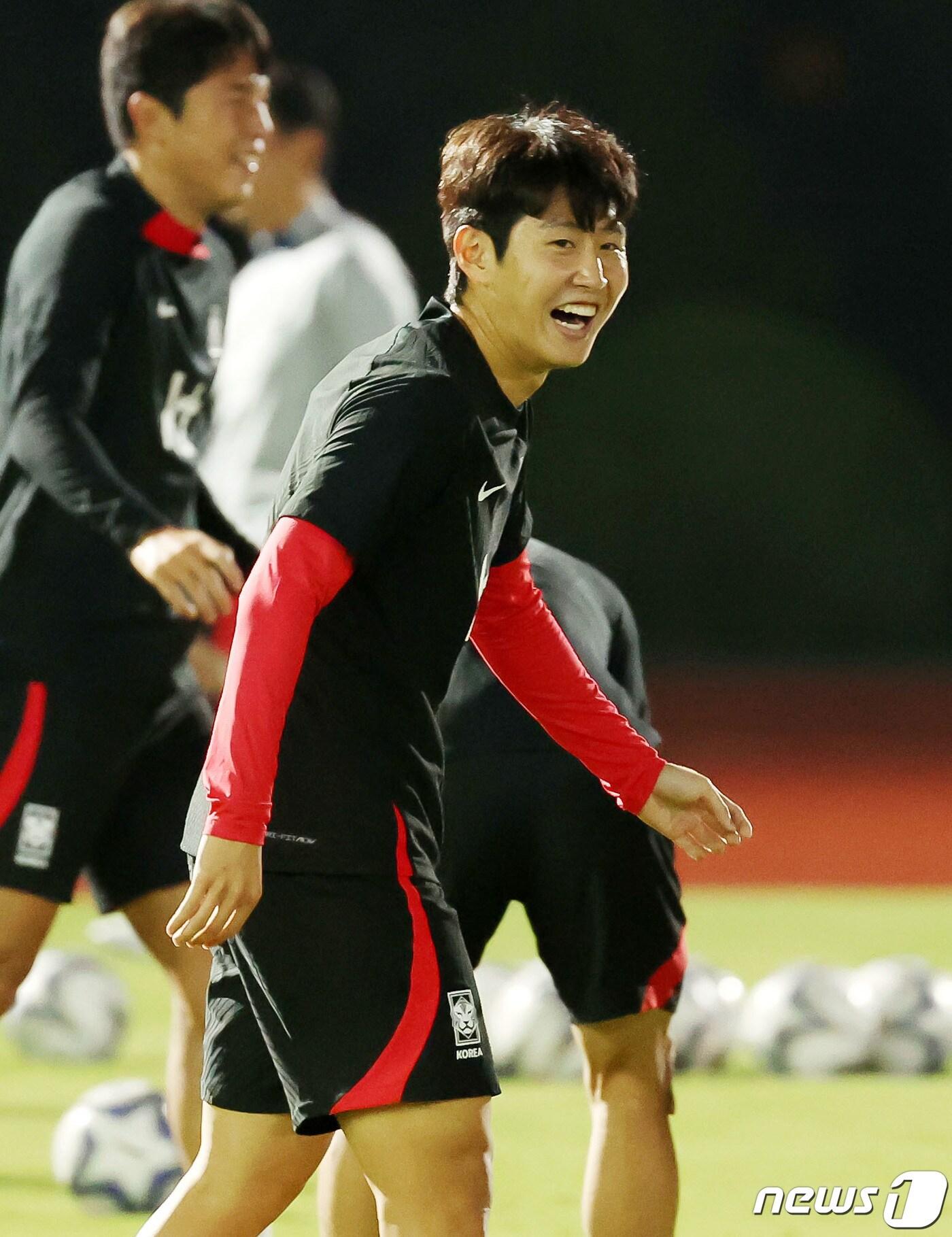 항저우 아시안게임에 출전한 대한민국 축구 대표팀 이강인이 30일 오후 중국 항저우 지랑대학교 축구장에서 동료들과 함께 훈련을 하고 있다. 축구 대표팀은 오는 10월 1일 중국을 상대로 아시안게임 8강전에 나선다.2023.9.30/뉴스1 ⓒ News1 민경석 기자