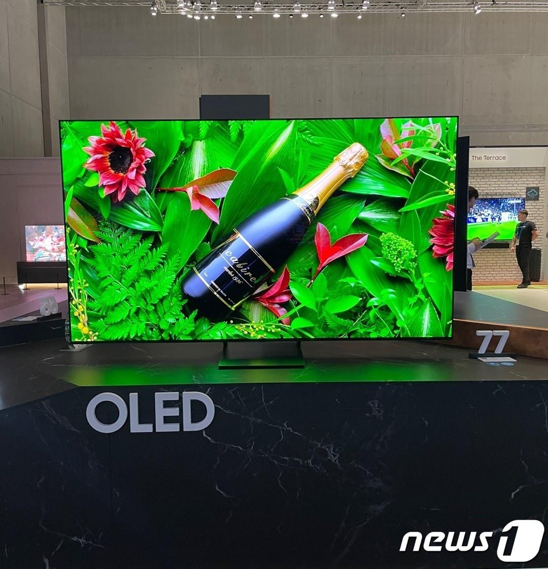 삼성전자 IFA 전시장에 전시된 77형 삼성전자 OLED TV&#40;S95C&#41;. 2023.9.3/뉴스1 ⓒ News1 강태우 기자 