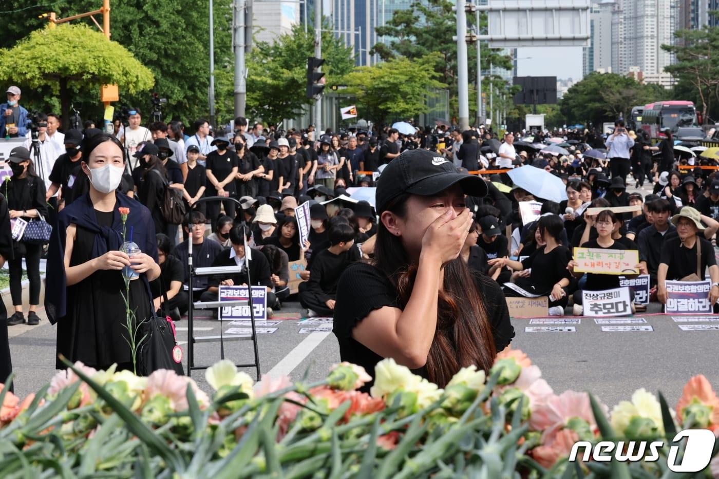 사망한 서이초 교사의 49재이자 &#39;공교육 멈춤의 날&#39;이었던 9월4일 오후 서울 여의도 국회의사당 앞에서 열린 서이초 교사 49재 추모집회에서 참석자들이 헌화를 하며 눈시울을 붉히고 있다. /뉴스1 ⓒ News1 박정호 기자