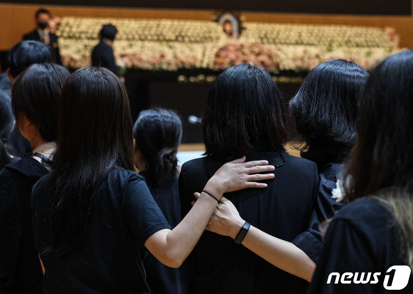 4일 오후 서울 서초구 서이초등학교 대강당에서 열린 서이초 교사의 ‘49재 추모제’에 동료 교사들이 서로를 위로하고 있다. &#40;공동취재&#41; 2023.9.4/뉴스1 ⓒ News1 유승관 기자