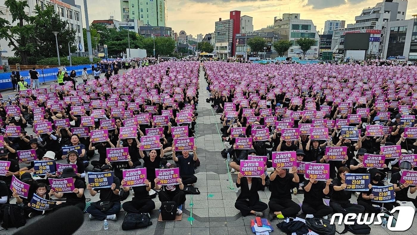 4일 광주 동구 옛 전남도청 앞 5·18민주광장에서 열린 &#39;서이초 교사 49재 광주 추모의 날 &#39; 집회에서 교사들이 피켓을 들고 교권보호를 촉구하고 있다.2023.9.4./뉴스1 ⓒ News1 서충섭 기자