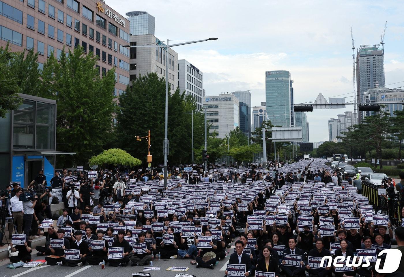 사망한 서이초 교사의 49재이자 &#39;공교육 멈춤의 날&#39;인 지난 4일 오후 서울 여의도 국회의사당 앞에서 열린 서이초 교사 49재 추모집회에서 참석자들이 손피켓을 들어 구호를 외치고 있다.  /뉴스1 ⓒ News1 박정호 기자