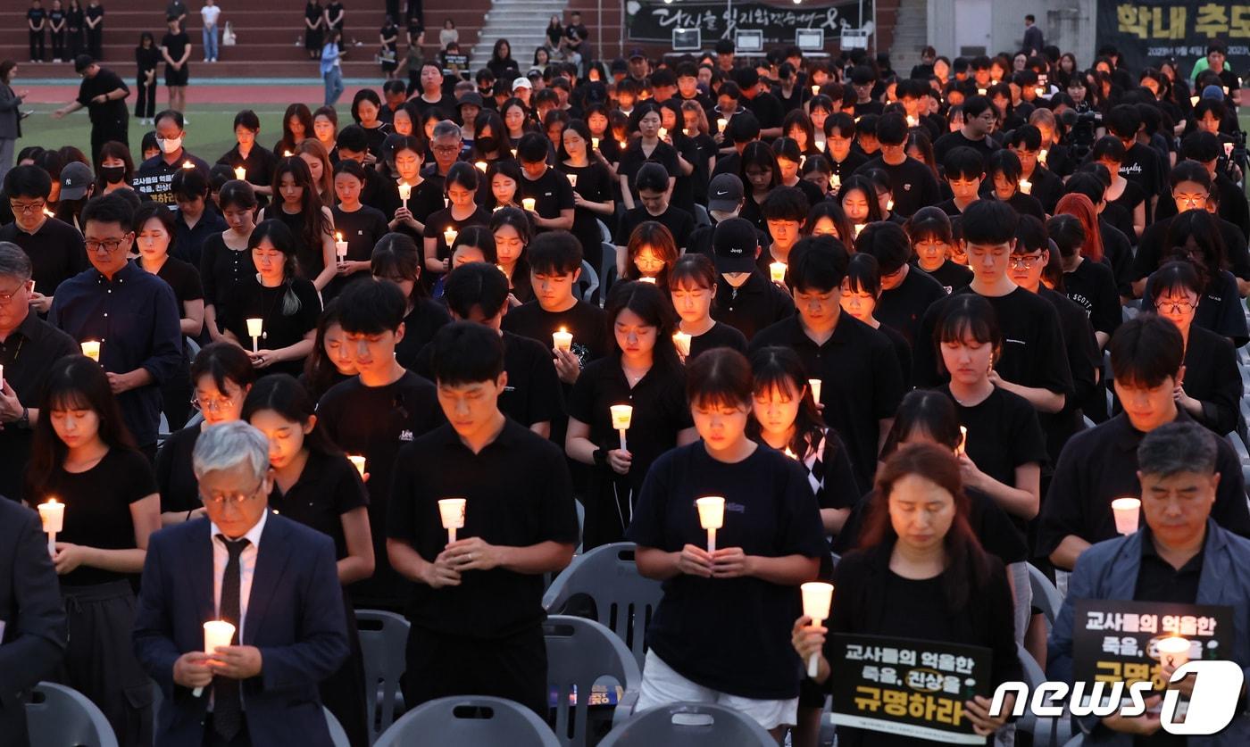 서울 서이초등학교 교사 사망 사건 1주기를 맞아 교원단체가 추모제를 연다. 사진은 공교육 멈춤의 날인 지난해 9월4일 오후 서울 서초구 서울교육대 운동장에서 열린 서이초 교사 49재 추모 촛불집회 모습. 2023.9.4/뉴스1 ⓒ News1 김민지 기자