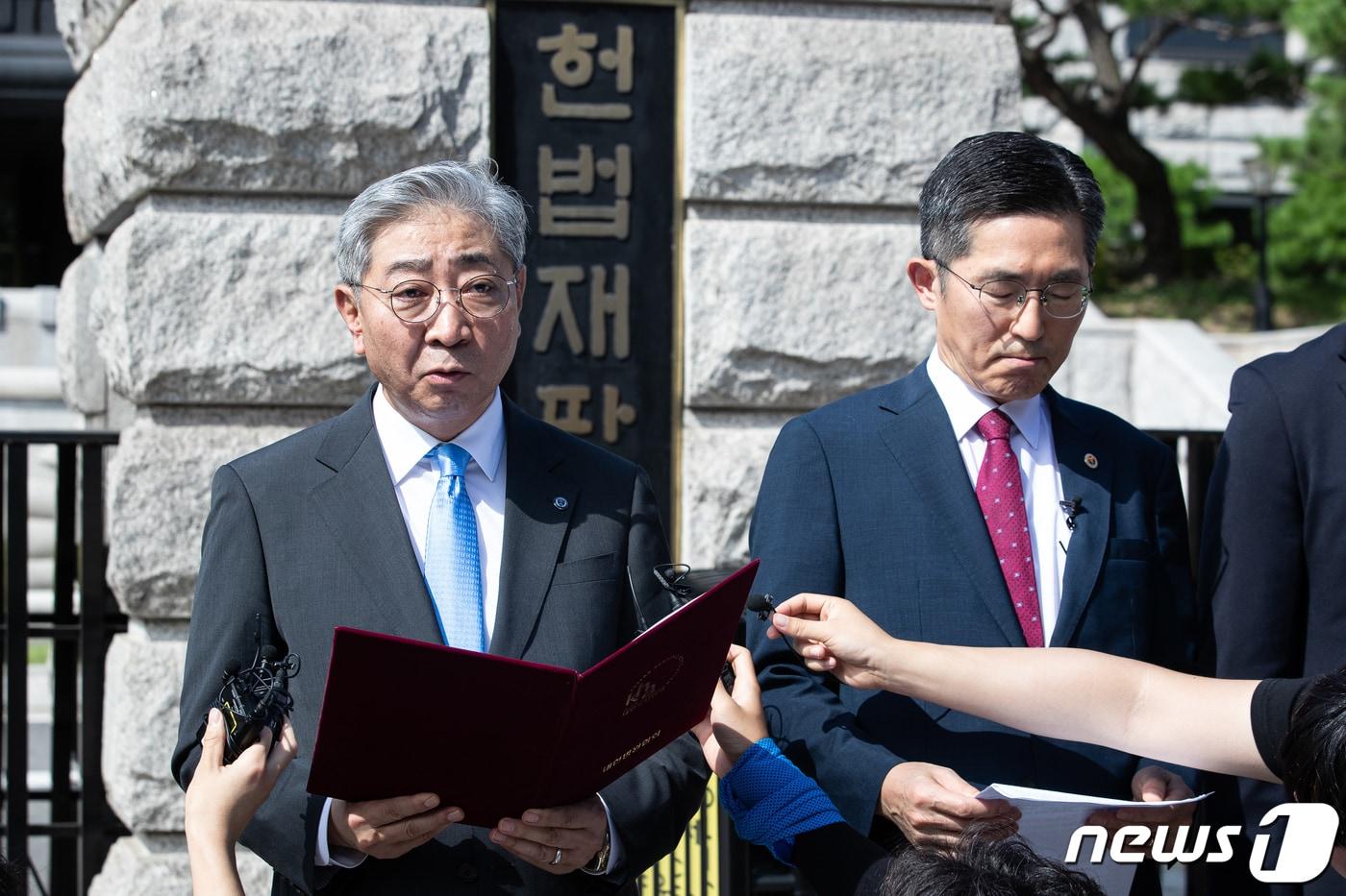 윤동섭 대한병원협회장&#40;연세대 신임 총장 내정자&#41;이 지난달 5일 서울 종로구 헌법재판소 앞에서 수술실 CCTV 설치 의무화 개정 의료법에 대한 효력정지가처분신청서 및 헌법소원심판청구서 제출에 앞서 발언하고 있다. 2023.9.5/뉴스1 ⓒ News1 유승관 기자