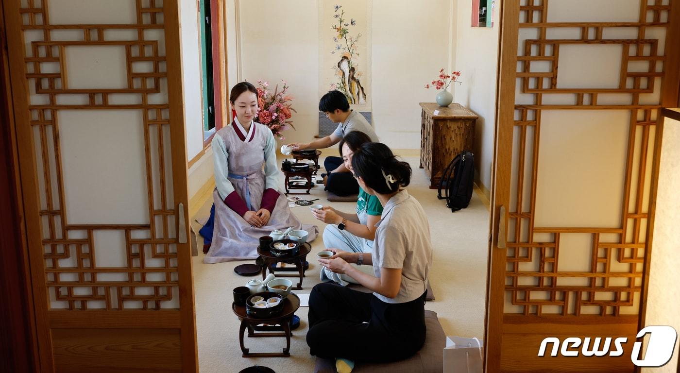 서울 종로구 경복궁에서 열린 2023년 하반기 경복궁 생과방 사전행사 참석자들이 궁중병과와 약차를 체험하고 있다.  2023.9.5/뉴스1 ⓒ News1 안은나 기자