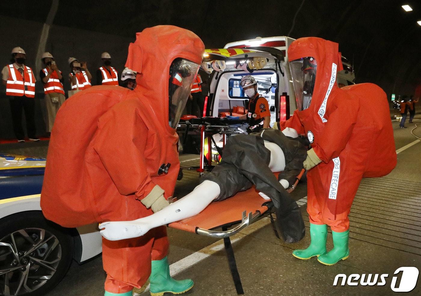 경기 용인시 기흥구 영동고속도로 인천방향 마성터널에서 열린 재난대응 안전한국훈련에서 관계자들이 터널 내 다중 추돌사고로 인한 화재와 유해화학물질 누출 등 복합재난을 가정한 실전 훈련을 진행하고 있다. 2023.9.5/뉴스1 ⓒ News1 김영운 기자