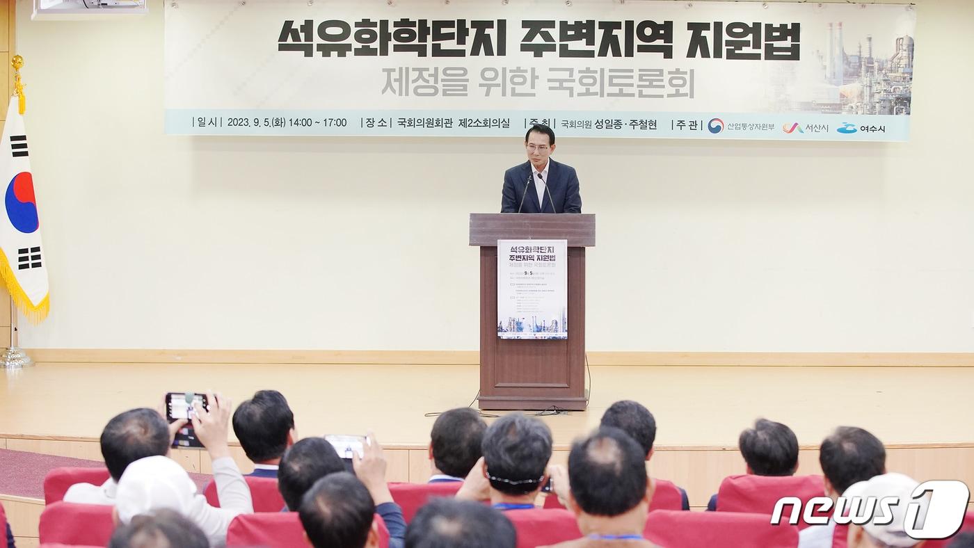 5일 서울특별시 국회의사당 의원회관에서 열린 석유화학단지 주변 지역 지원법 제정 관련 국회 토론회에서 이완섭 서산시장이 축사 모습.&#40;서산시 제공&#41;/뉴스1