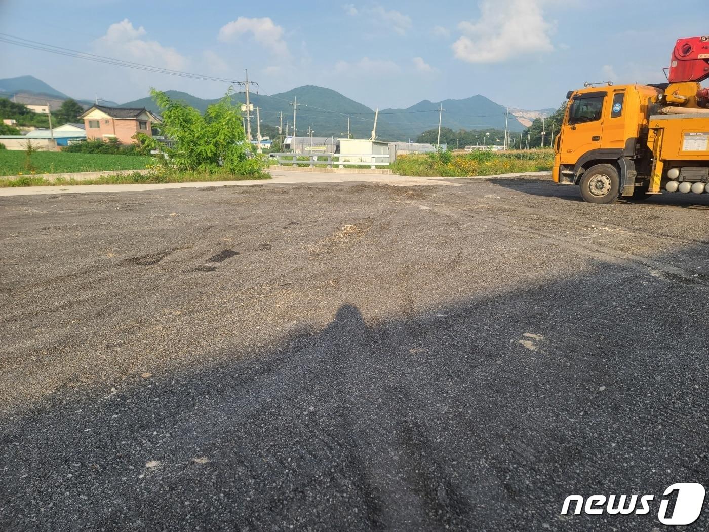 제천시 고명동 한 주기장 조성 공사현장에 성토재로 폐아스콘이 불법 사용됐다. 