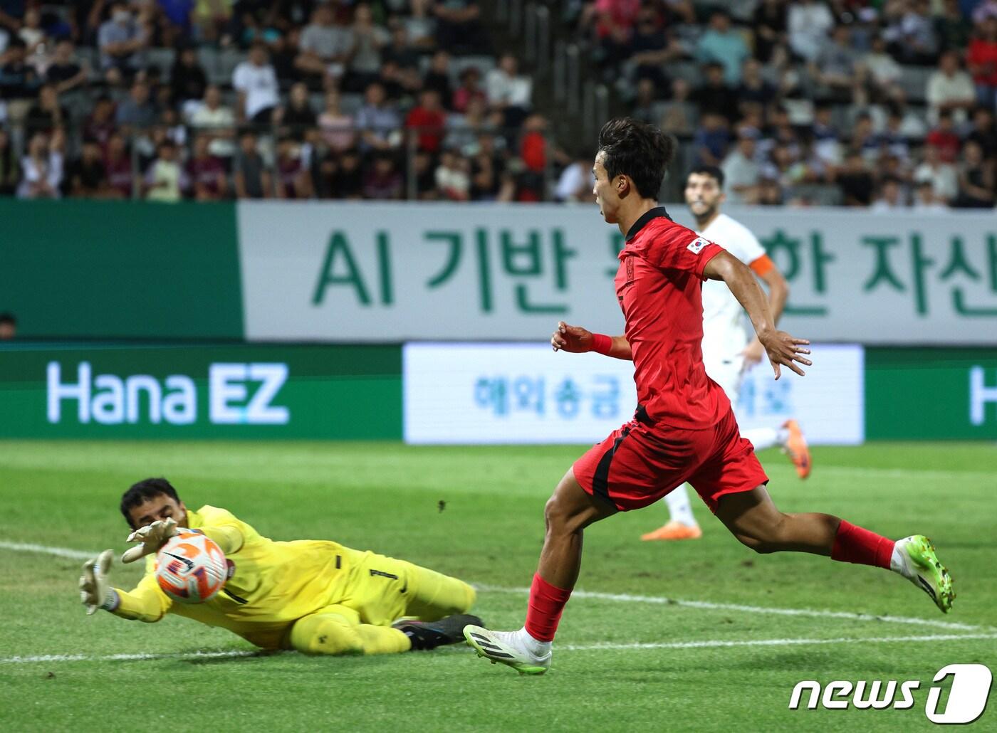 6일 오후 경남 창원시 창원축구센터에서 열린 아시아축구연맹&#40;AFC&#41; 23세 이하&#40;U23&#41; 아시안컵 예선 B조 조별리그 대한민국과 카타르의 경기에서 엄지성이 돌파를 시도하고 있다. 2023.9.6/뉴스1 ⓒ News1 신웅수 기자