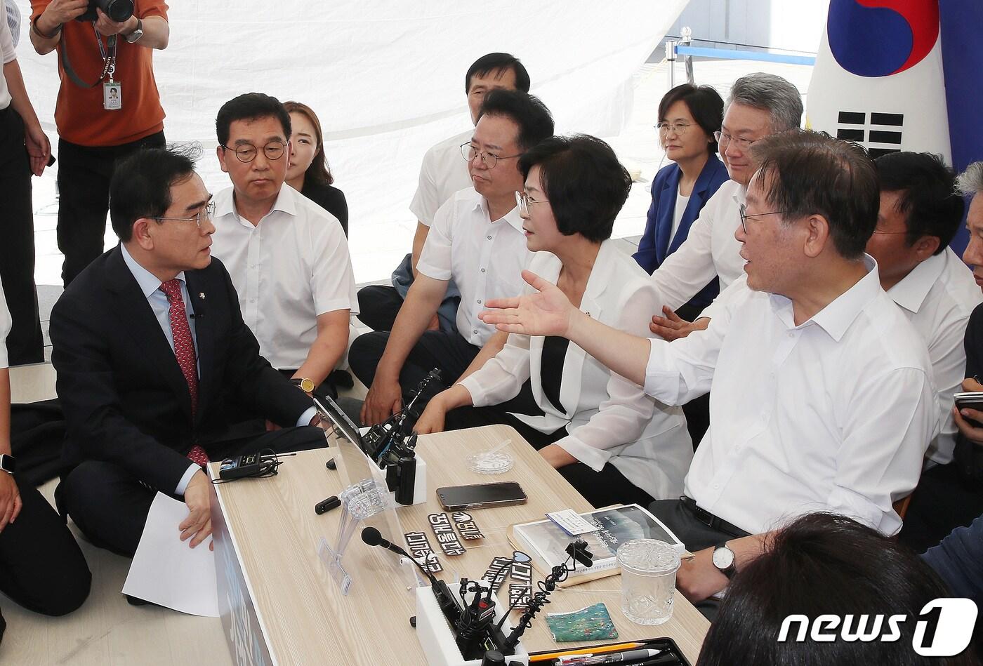 태영호 국민의힘 의원이 7일 오전 서울 여의도 국회 본관 앞에 마련된 이재명 더불어민주당 대표 단식투쟁천막을 찾아 이 대표에게 항의하고 있다. 이날 태 의원은 지난 6일 열린 외교·통일·안보 분야 대정부질문에서 통일부 장관에게 북한인권재단 이사 추천 지연에 대해 지적하자, 민주당 의원들이 자신을 향해 ‘쓰레기’, ‘빨갱이’ 등 폭언을 퍼부었다고 밝히며 이 대표에게 항의했다. 2023.9.7/뉴스1 ⓒ News1 임세영 기자