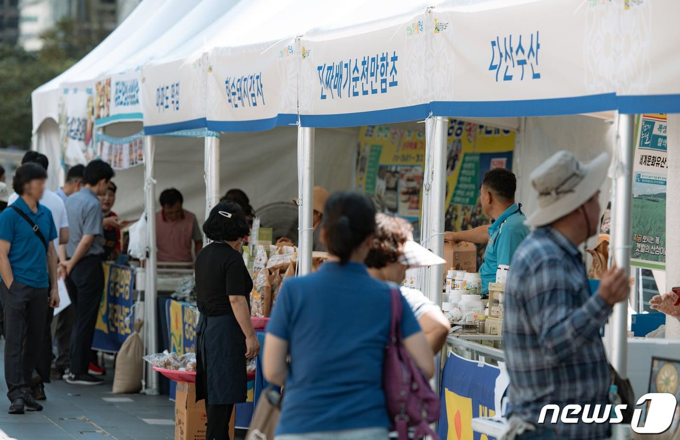 7일 서울 중구 청계광장에서 열린 전남 농·수산물 직거래 장터를 찾은 시민들이 상품을 살펴보고 있다. 2023.9.7/뉴스1 ⓒ News1 이재명 기자