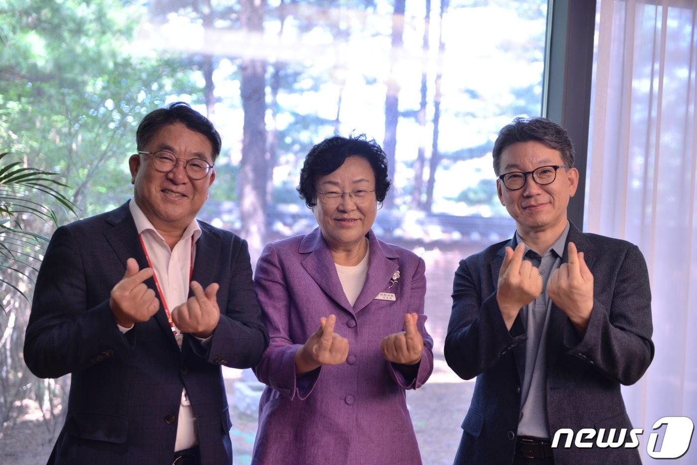 김경희 이천시장&#40;가운데&#41;이 6일 SK하이닉스에서 협력방안을 논의한 뒤 김동섭 사장&#40;왼쪽&#41; , 박용근 부사장&#40;오른쪽&#41;과 기념촬영을 하고 있다.&#40;이천시 제공&#41;