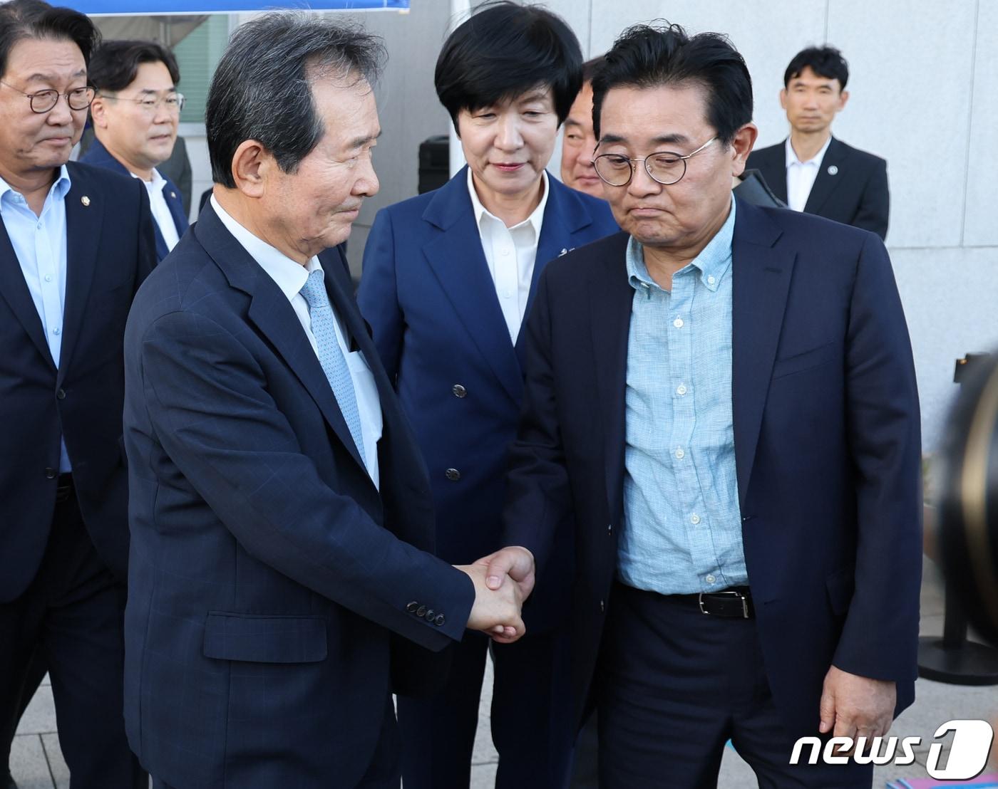 정세균 전 총리와 전병헌 전 정무수석이 7일 오후 서울 여의도 국회 본청 앞 이재명 대표 단식투쟁천막에서 인사를 나누고 있다. 2023.9.7/뉴스1 ⓒ News1 송원영 기자