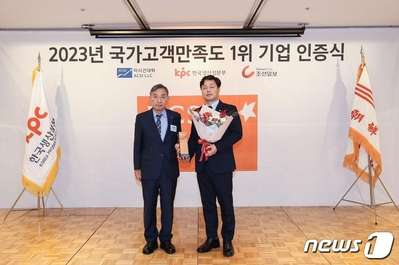 2023년 국가고객만족도 1위 기업 인증식에서 신은석 CJ푸드빌 외식사업부 본부장&#40;오른쪽&#41;이 수상 후 기념 촬영을 하고 있다.&#40;CJ푸드빌 제공&#41;